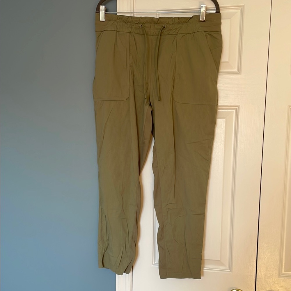 Women’s Lululemon Studio cropped Green Pants